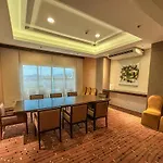 The Suite- Luxurious City Skyline